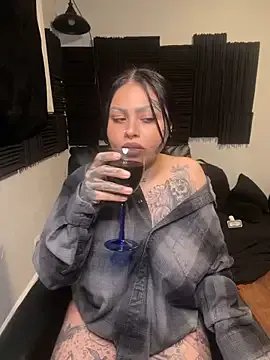 Freechat chicanachic13 on StripChat