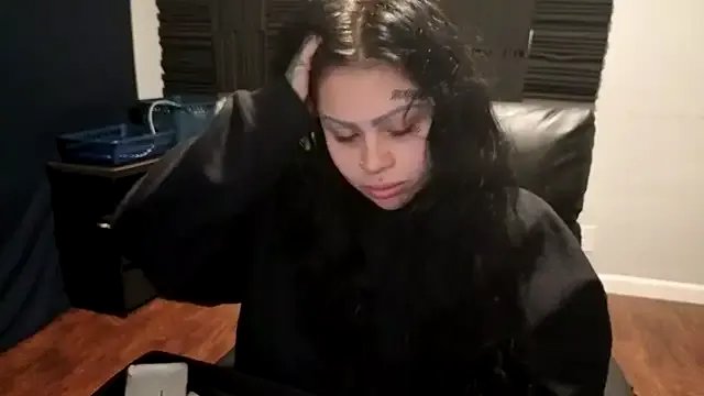 Freechat chicanachic13 on StripChat