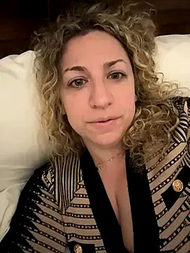 Freechat miamellycious on StripChat